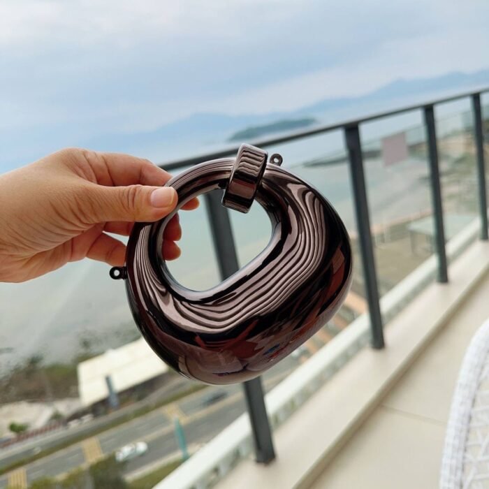 QUALITY FASHION CLASSY PURSE DESIGN 2It’s a micro mini fashion purse o,for those asking if it can contain phone 🧐🧐 - Image 7
