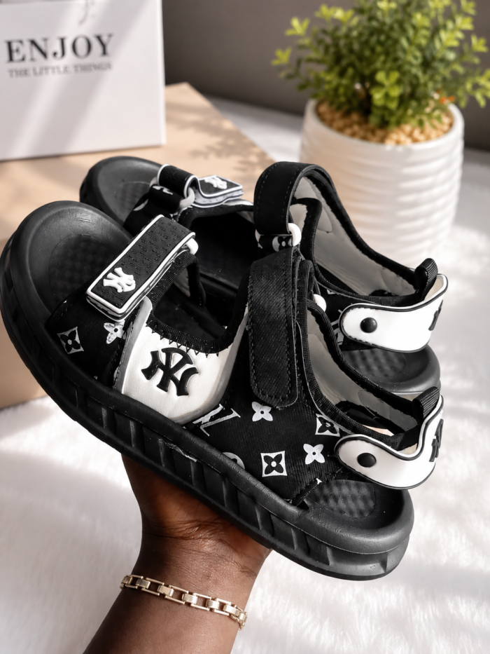 QUALITY STOCK KIDS SANDAL COMES IN A BOX - Image 2