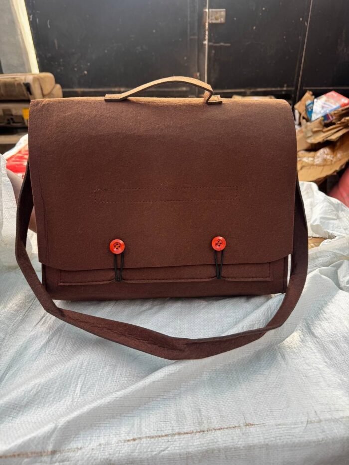 FELT LIGHT WEIGHT MATERIAL MULTIPURPOSE LAPTOP/OFFICE/SERVICE BAG
Perfect for adult and teenager - Image 3