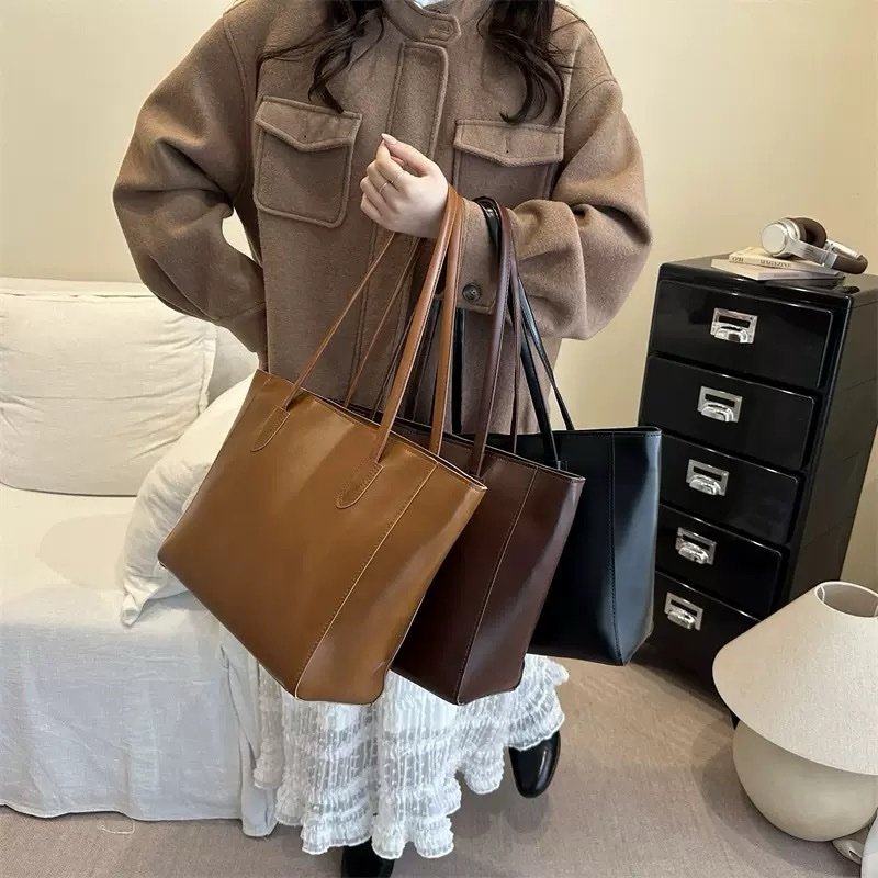 img_8145 DARASIMI GLOSSY QUALITY LEATHER TOTE BAG - Image 1