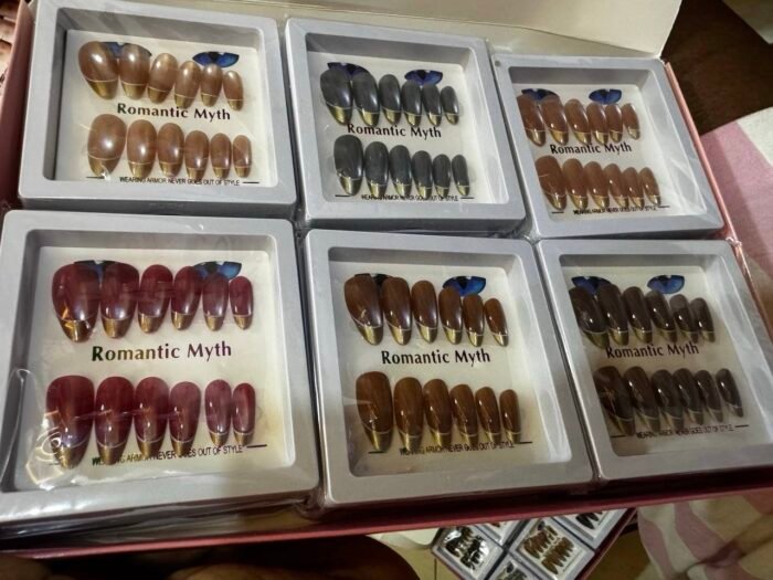 BEAUTIFUL CLASSY METALLIC FRENCH TIP CAT EYE 👁️ GLITTERING PRESS ON NAIL(We have beautiful colors,we will pick randomly)•••Comes in jewelry box case,So you can use the case to keep your jewelry - Image 4