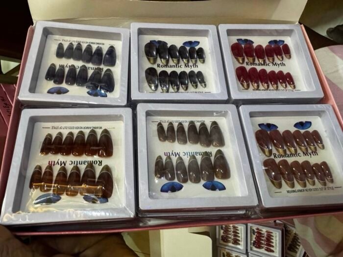 BEAUTIFUL CLASSY METALLIC FRENCH TIP CAT EYE 👁️ GLITTERING PRESS ON NAIL(We have beautiful colors,we will pick randomly)•••Comes in jewelry box case,So you can use the case to keep your jewelry - Image 5